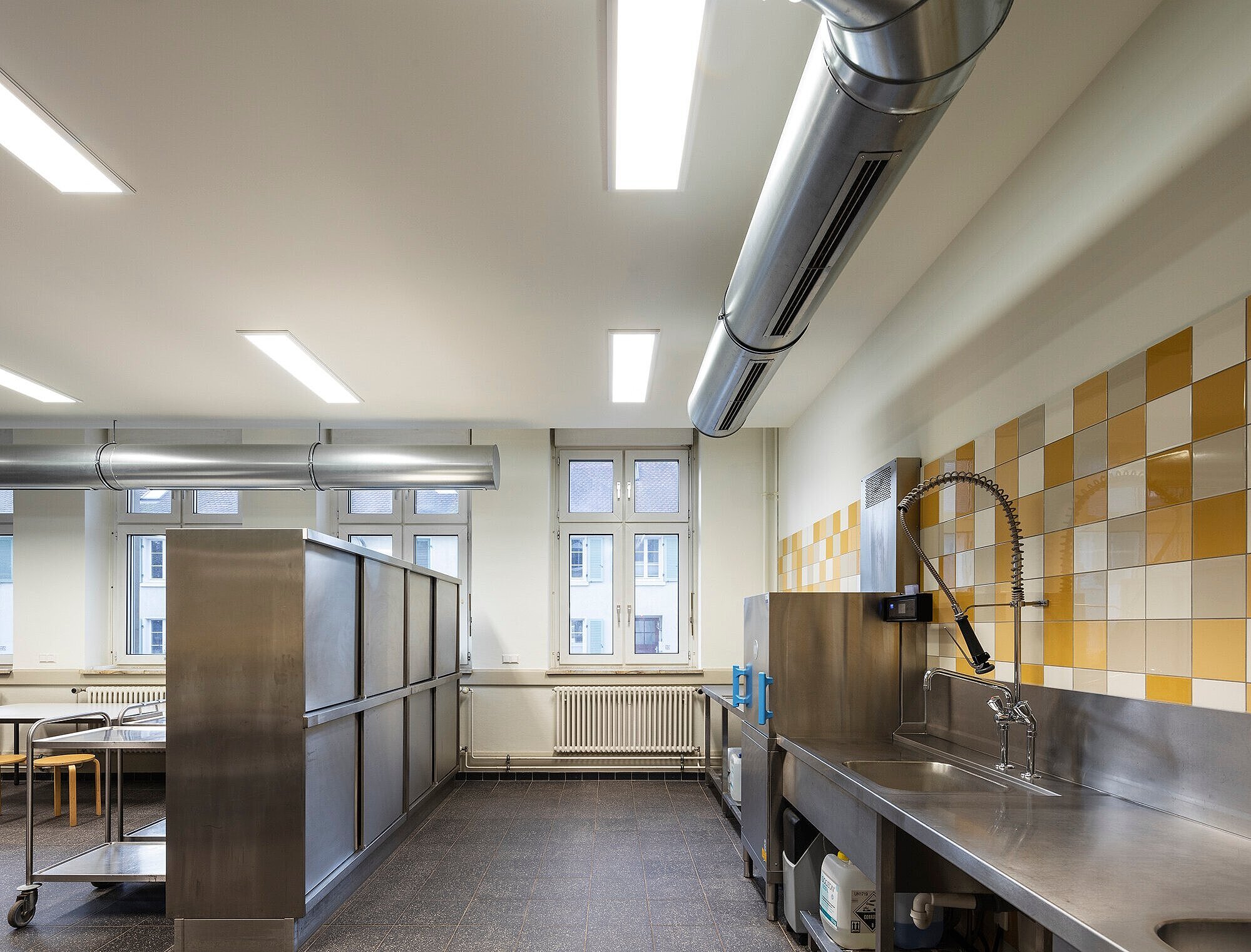 Bick auf eine neue Küchenarbeitsfläche mit Waschbecken und Schränke.