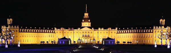 Karlsruher Schloss bei Nacht mit Weihnachtsbeleuchtung