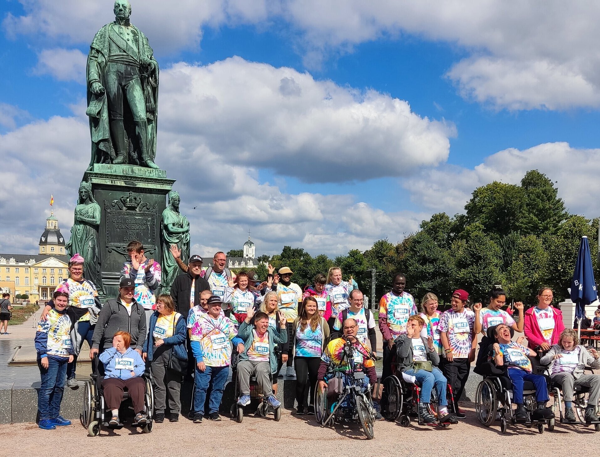 Das Foto zeigt eine größe Gruppe, die gemeinsam beim Inklusionslauf starten.