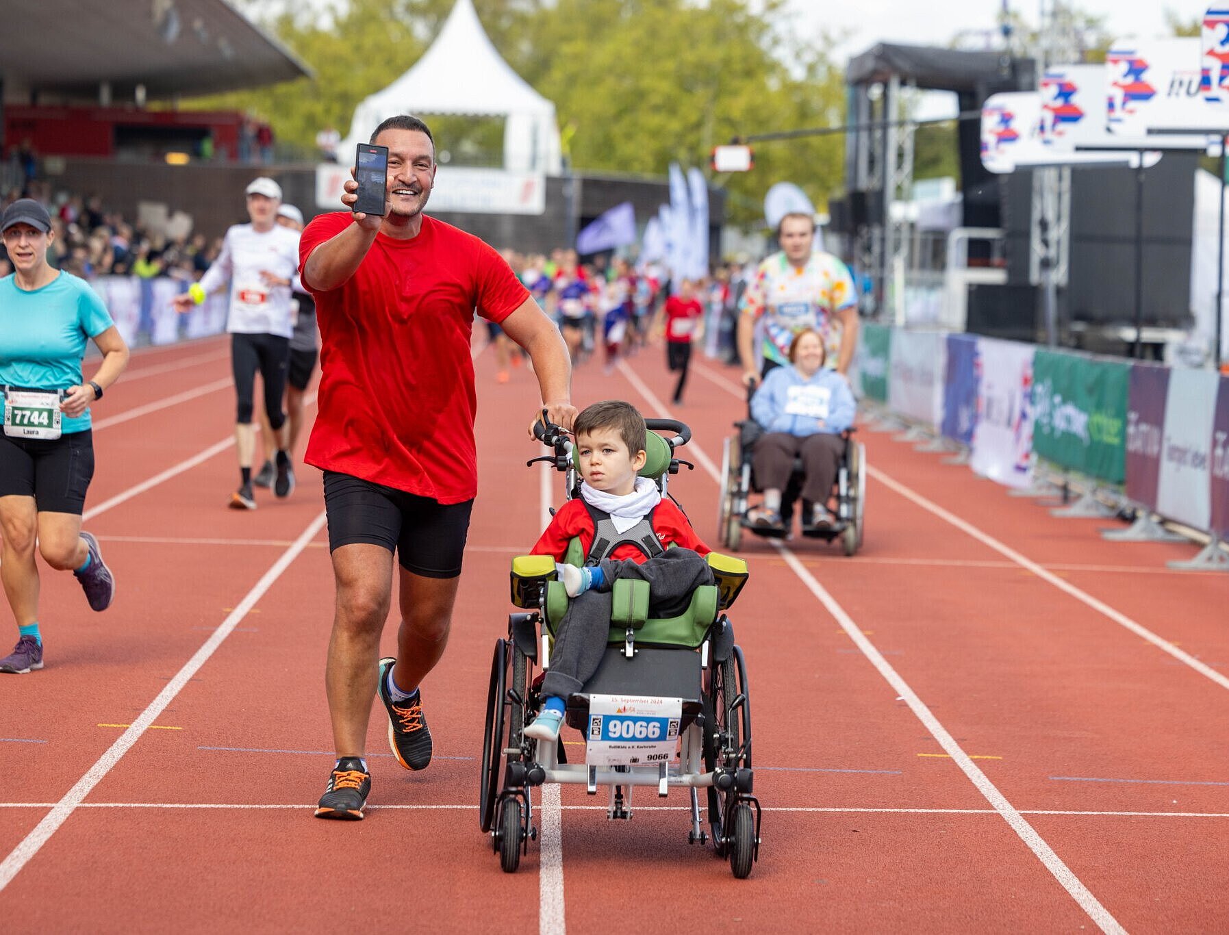 Das Fotot zeigt en Tandem des Inklusionlaufs im Ziel im Carl-Kaufmann-Stadion