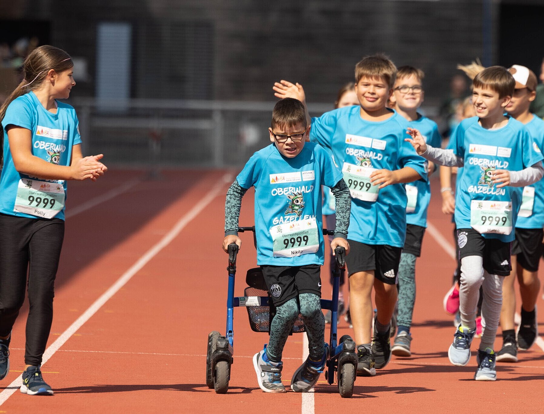 Das Foto zeigt eine Schulklasse kurz vor dem Ziel im Carl-Kaufmann-Stadion