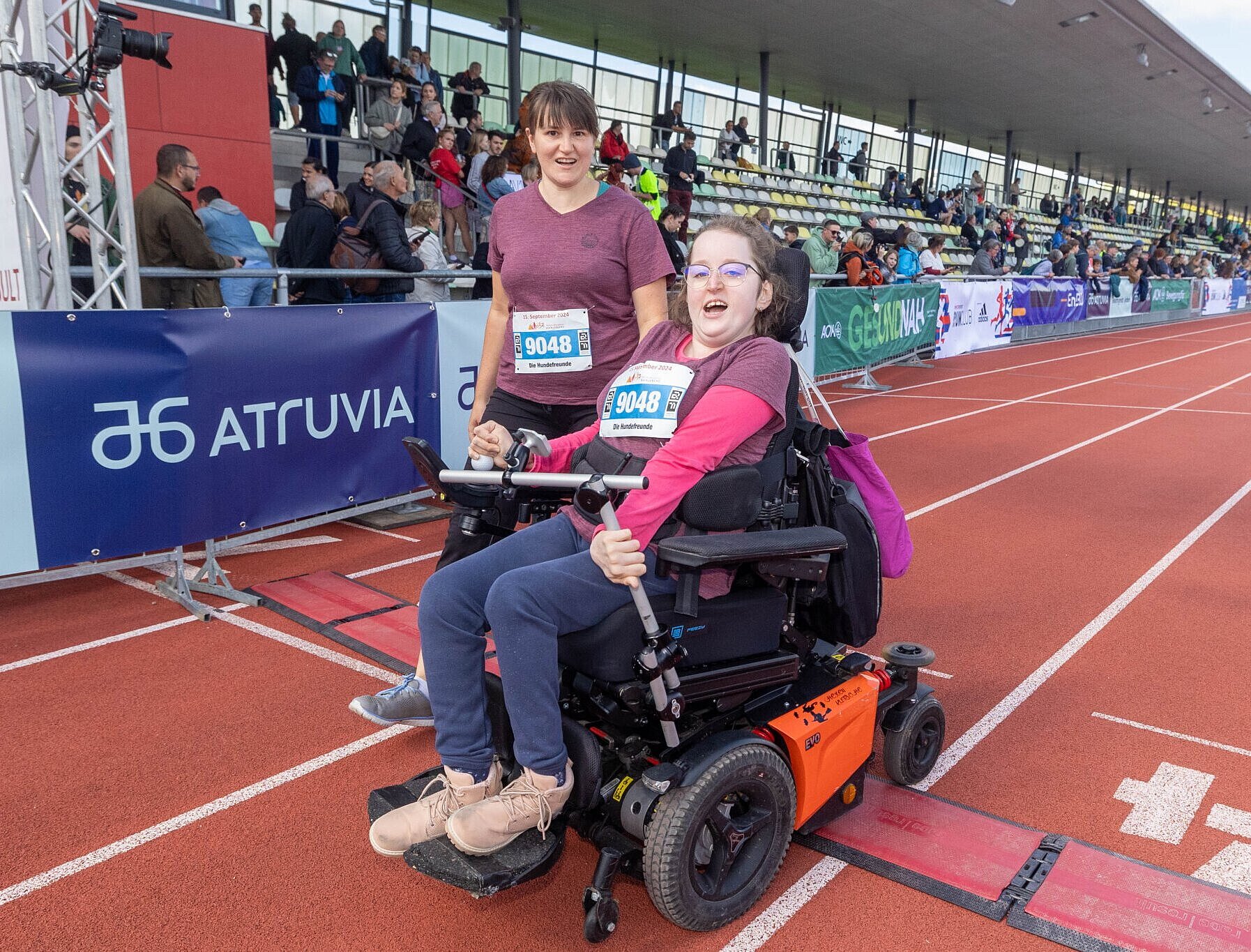 Das Foto zeigt ein Tandem beim Zieleinlauf im Carl-Kaufmann-Stadion