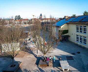 Schüler befinden sich auf dem Pausenhof der Weinbrennerschule