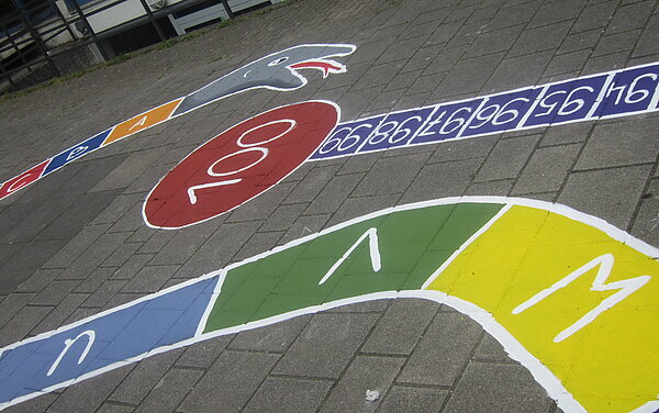 Das Bild zeigt ein Hüpfspiel im Hof der Nebeniusschule.