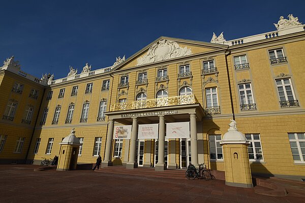 Das Foto zeigt den Eingangsbereich des Badischen Landesmuseums