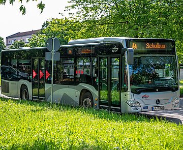 Ein Schulbus fährt durch Karlsruhe.