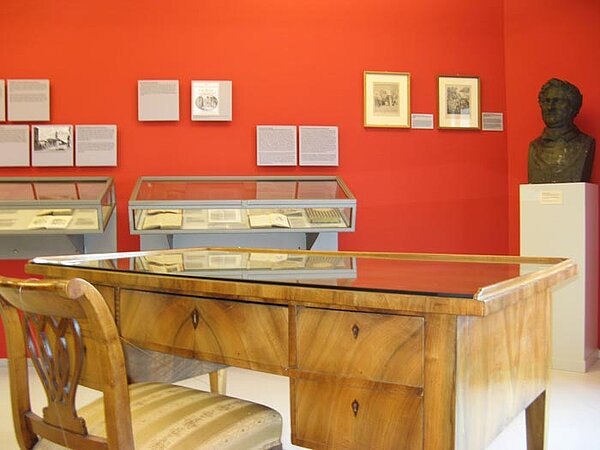 Das Foto zeigt einen Hebelschreibtisch im Museum für Literatur am Oberrhein