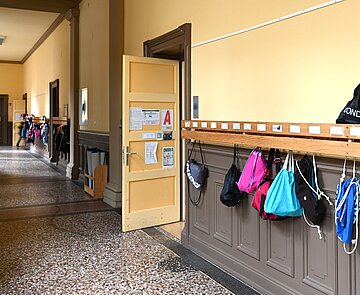 Schulkorridor mit Hakenleisten für Jacken und Schultaschen