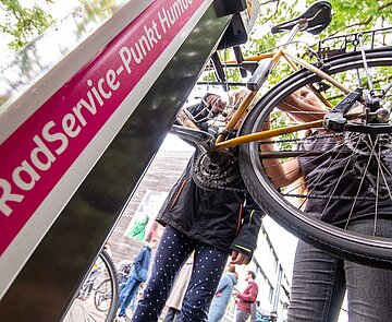 Die Schüler des Humboldtgymnasiums freuen sich über ihre neue RadService-Station