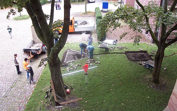 Das Bild zeigt die Anlage des Barfusspfades in der Erich-Kästner-Schule