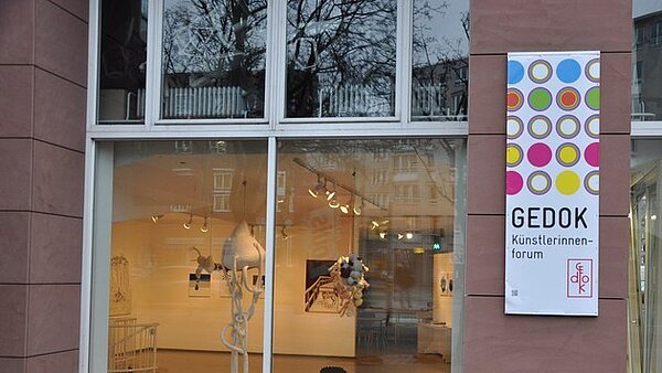 Das Foto zeigt das GEDOK Karlsruhe Künstlerinnenforum