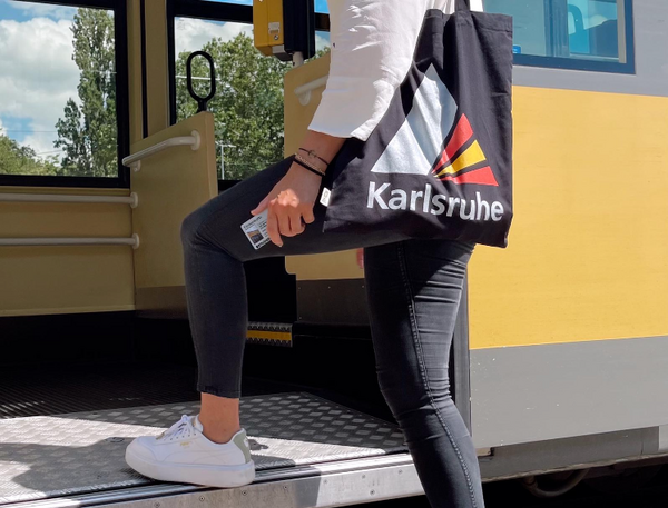 Unterer Mädchenkörper beim Einsteigen in die Bahn