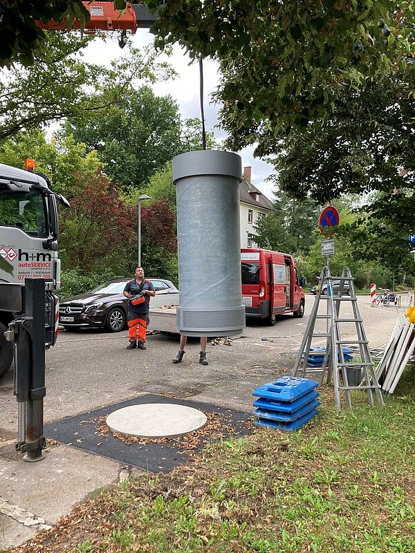 Kultursäule des Kulturrings, Anlieferung in den Kanalweg/MIKADO mit großem Gefährt