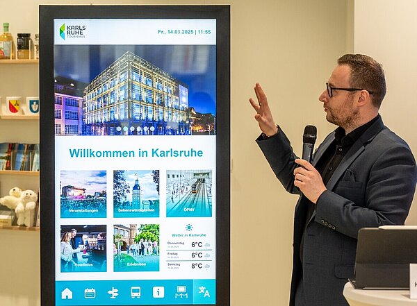 KTG-Geschäftsführer Pascal Rastetter stellt eine digitale Infostele für Beherbungsbetriebe den Medien vor. 