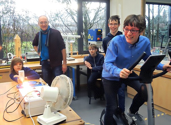 Schülerinnen und Schüler erzeugen Strom auff dem Energiefahrrad.