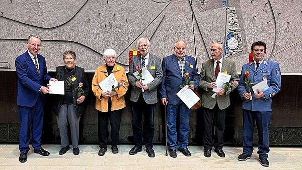 Das Bild zeigt Geehrte, die sich über 40 Jahre engagiert haben.
