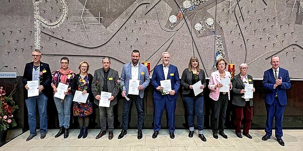 Das Bild zeigt Engagierte in privaten Initiativen