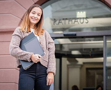 Junge Frau vor Rathaus