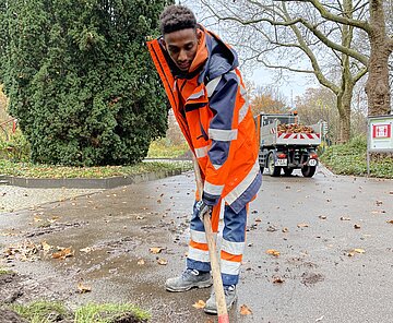 Junger Mann mit einer Schaufel