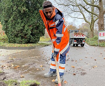 Junger Mann mit einer Schaufel