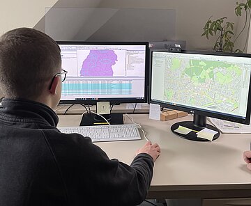 Junger Mann vor einem Bildschirm