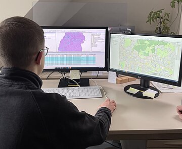 Junger Mann vor einem Bildschirm