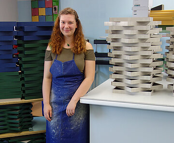 Buchbinderin in Werkstatt