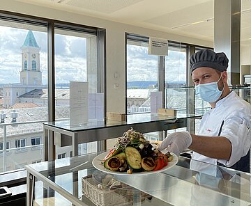 Junger Mann serviert Essen