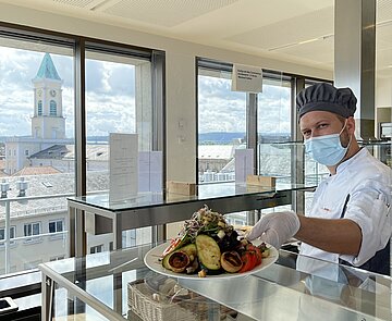Junger Mann serviert Essen