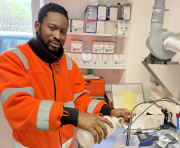 Junger Mann entnimmt Wasserprobe