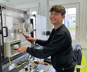 Junger Mann am Schaltkreis