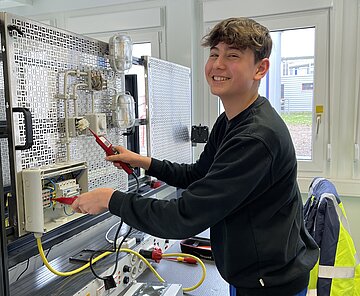 Junger Mann am Schaltkreis