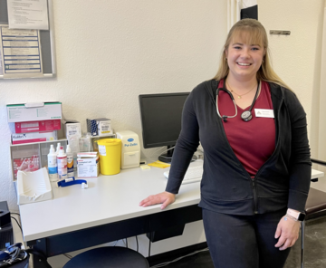 Junge Frau in Behandlungsraum