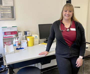 Junge Frau in Behandlungsraum