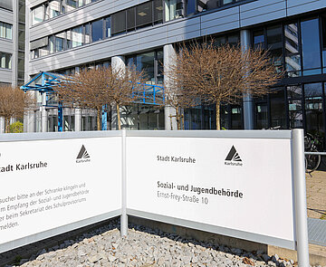 Das Bild zeigt eine Außenaufnahme des Gebäudes der Sozial- und Jugendbehörde in der Ernst-Frey-Straße in Karlsruhe.