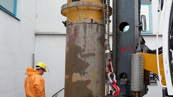 Das Bild steht thematisch für Altlasten, es zeigt eine Großlochbohrung.