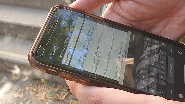 Display eines Smartphones, auf dem ein Fragebogen für die WebAnwendung Karlsruhe Barrierefrei zu sehen ist.