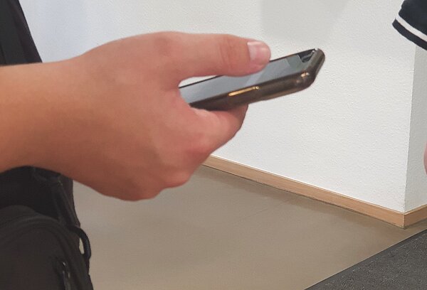 Eine Hand hält ein Smartphone