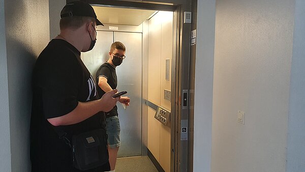 Das Bild zeigt eine Vermessungsaktion für das Projekt Karlsruhe Barrierefrei.