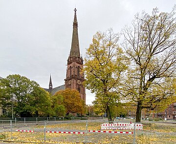 Der Bernhardusplatz mit Blick auf die St. Bernhard Kirche