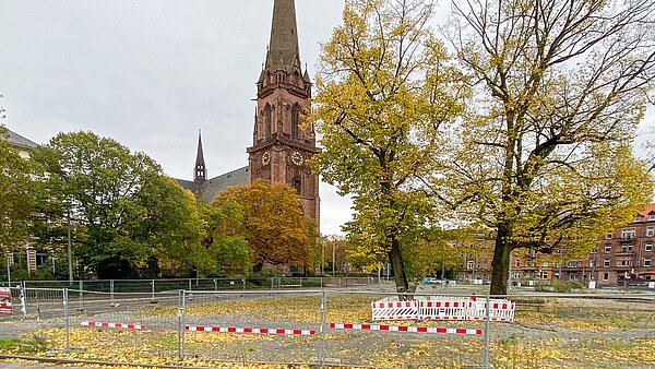 Der Bernhardusplatz mit Blick auf die St. Bernhard Kirche
