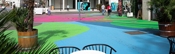 Bodenbemalung in der Lammstraße Ecke Kaiserstraße im April 2024, nach einem Entwurf des Team "Combo"