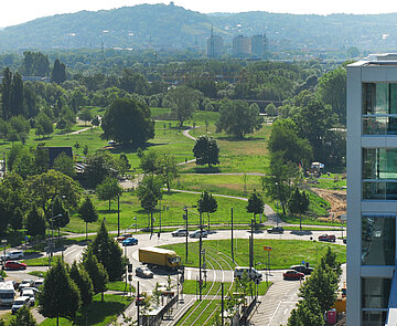 Die Schrägansicht zeigt den Otto-Dullenkopfpark und den Kraichgau im Hintergrund. 