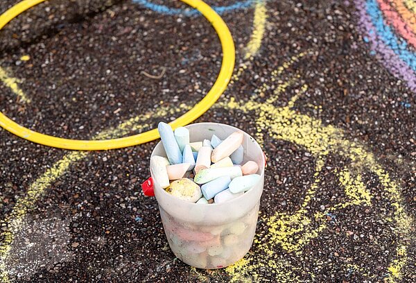 Straßenmalkreide steht auf Straße