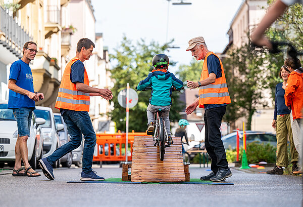 Kind fährt mit Fahrrad einen Fahrradparcour