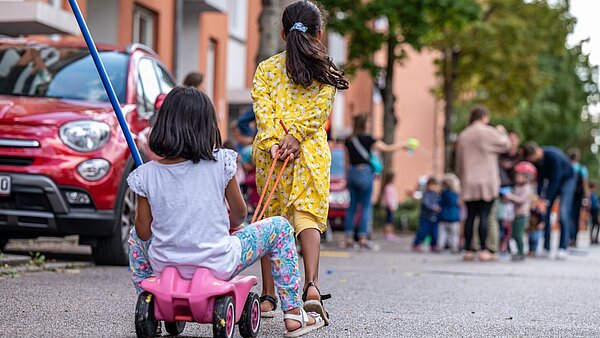 Belebte Straße während der Aktion "Karlsruhe spielt!" im Jahr 2023