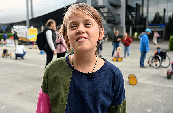 Abbildung eines Mädchen vor der Spielaktion am ZKM.