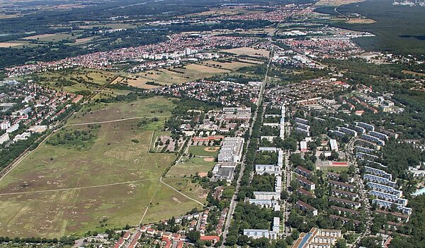Das Luftbild zeigt den westlichen Tel der Grünen Nordspange - die Neureuter Feldflur nördlich des alten Flugplatzes. 