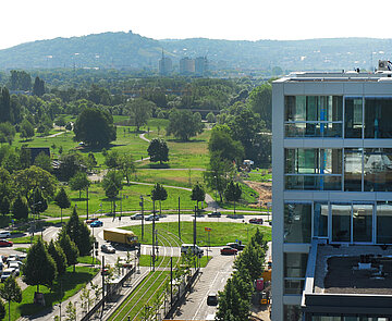 Gebäude vor Parkanlage