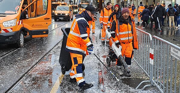 Müllabfuhr reinigt nach dem Umzug die Strecke.